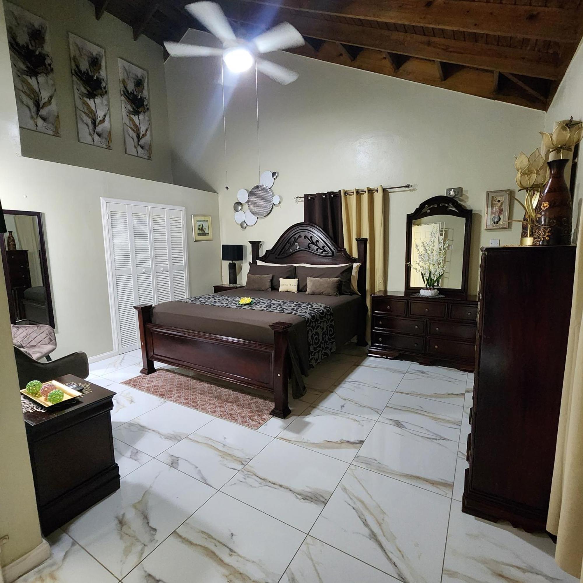 Spacious Luxury 3 Bed Rooms In Кингстън Екстериор снимка