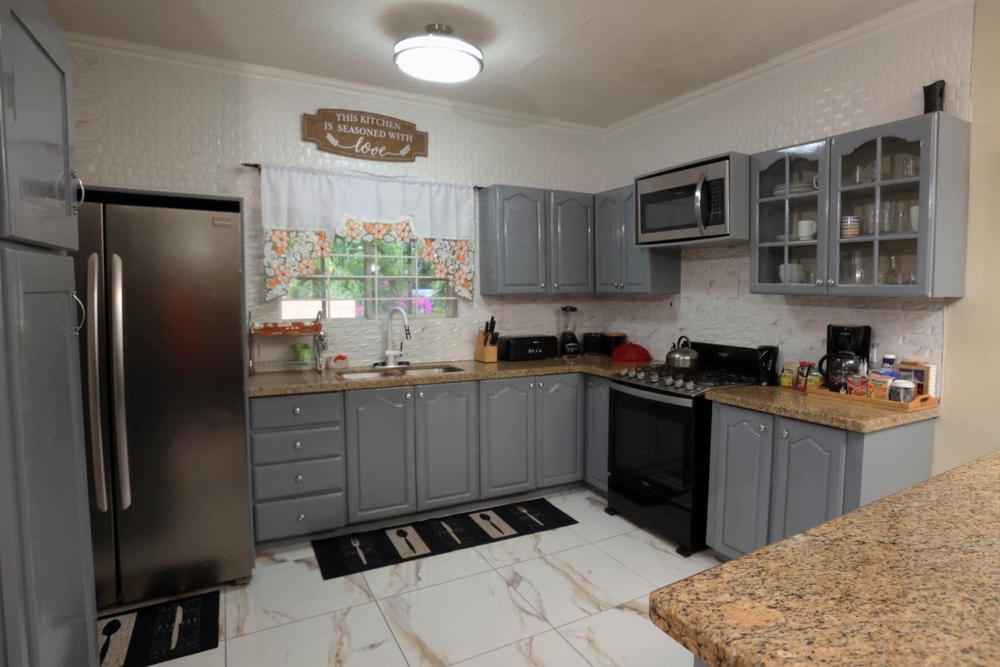 Spacious Luxury 3 Bed Rooms In Кингстън Екстериор снимка